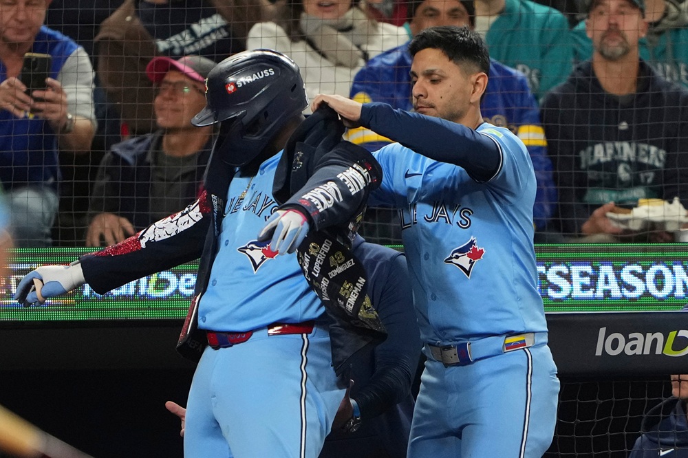 존 슈나이더 감독이 이끄는 미국 메이저리그 토론토 블루제이스가 17일(한국시간) 미국 워싱턴주 시애틀 T모바일파크에서 열린 시애틀 매리너스와의 2025 메이저리그 포스트시즌 아메리칸리그 챔피언십 시리즈(ALCS, 7전 4승제, 시애틀 2승 1패) 4차전에서 8-2 대승을 거뒀다. 사진 연합뉴스
