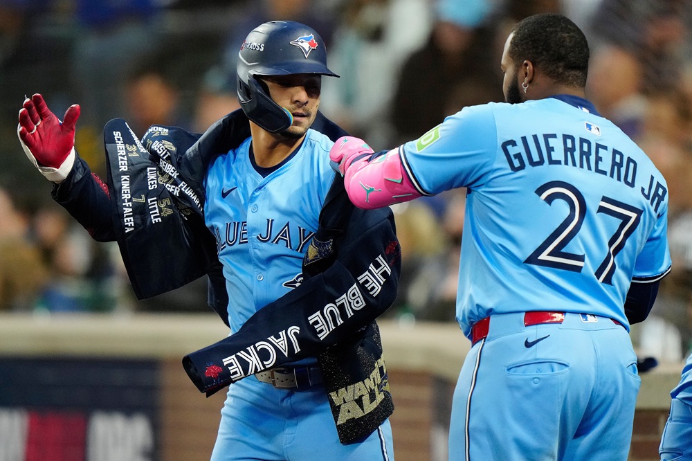존 슈나이더 감독이 이끄는 미국 메이저리그 토론토 블루제이스가 17일(한국시간) 미국 워싱턴주 시애틀 T모바일파크에서 열린 시애틀 매리너스와의 2025 메이저리그 포스트시즌 아메리칸리그 챔피언십 시리즈(ALCS, 7전 4승제, 시애틀 2승 1패) 4차전에서 8-2 대승을 거뒀다. 사진 연합뉴스