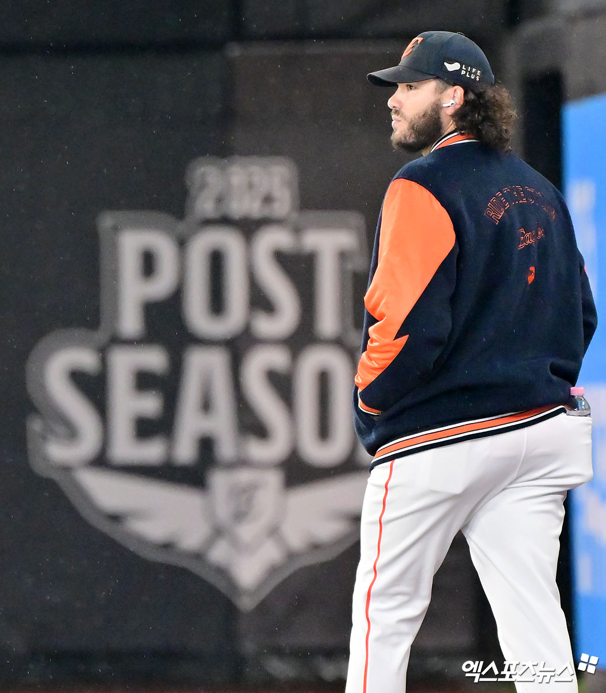 17일 오후 대전 한화생명 볼파크에서 열리는 '2025 신한 SOL Bank KBO 포스트시즌' 삼성 라이온즈와 한화 이글스의 플레이오프 1차전 경기, 1차전 선발투수로 예고된 한화 폰세가 그라운드에서 몸을 풀고 있다. 대전, 김한준 기자
