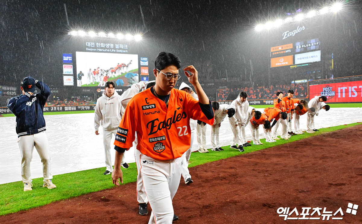 17일 오후 대전한화생명볼파크에서 열릴 예정이던 '2025 신한 SOL Bank KBO 포스트시즌' 삼성 라이온즈와 한화 이글스의 플레이오프 1차전 경기가 우천으로 취소됐다. 관중석을 향해 인사하는 한화 선수단. 대전, 박지영 기자