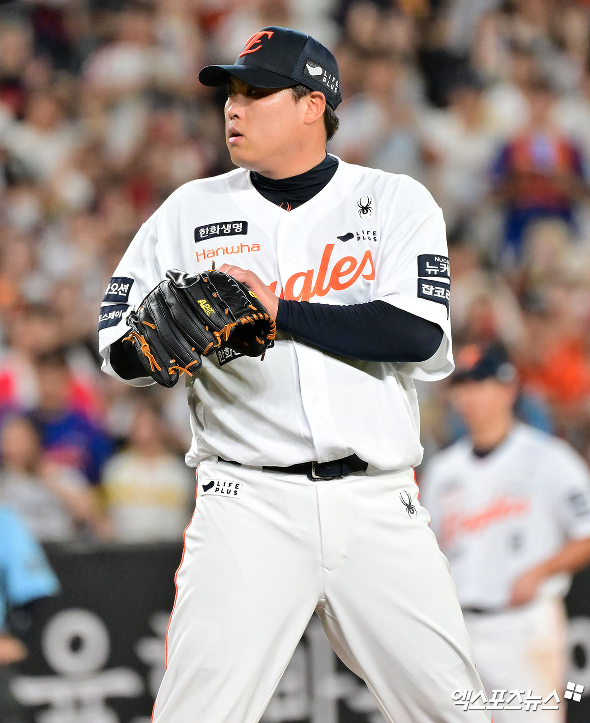  14일 오후 대전 한화생명 볼파크에서 열린 '2025 신한 SOL Bank KBO리그' 롯데 자이언츠와 한화 이글스의 경기, 7회초 2사 2루 한화 류현진이 피치컴으로 사인을 내고 있다. 엑스포츠뉴스DB