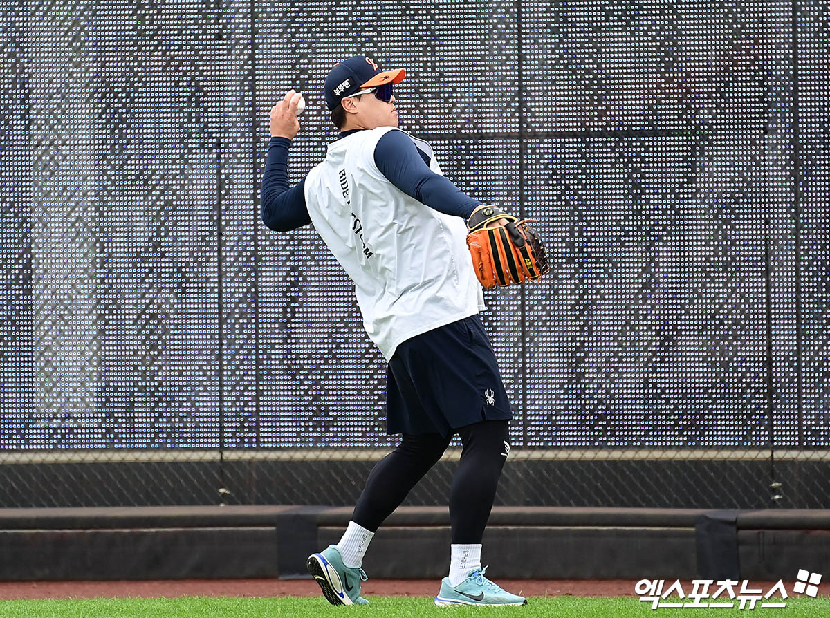 17일 오후 대전한화생명볼파크에서 열리는 '2025 신한 SOL Bank KBO 포스트시즌' 삼성 라이온즈와 한화 이글스의 플레이오프 1차전 경기에 앞서 한화 류현진이 캐치볼을 하고 있다. 대전, 박지영 기자