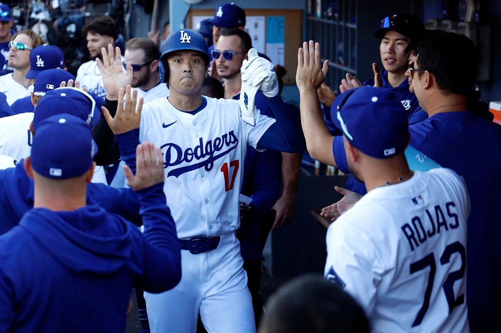 미국 메이저리그 LA 다저스의 오타니 쇼헤이가 17일(한국시간) 미국 캘리포니아주 로스앤젤레스의 다저스타디움에서 열린 2025 메이저리그 포스트시즌 밀워키 브루어스와의 내셔널리그 챔피언십시리즈(NLCS, 7전 4승제, 다저스 2승) 3차전에서 1안타 1득점을 기록했다. 사진 연합뉴스