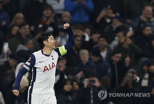 최근 손흥민의 계약 조건에 미국프로축구 메이저리그사커(MLS)의 오프 시즌에 유럽으로 잠시 임대될 수 있는 조항이 포함되어 있다는 게 알려지면서 영국에서도 손흥민의 잉글리시 프리미어리그(EPL) 복귀 여부에 관심을 보이고 있다. 현지 언론은 손흥민의 임대 가능성을 긍정적으로 평가하는 중이다. 사진 연합뉴스