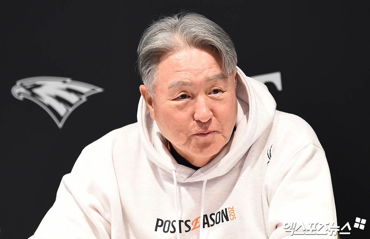 18일 오후 대전한화생명볼파크에서 열리는 '2025 신한 SOL Bank KBO 포스트시즌' 삼성 라이온즈와 한화 이글스의 플레이오프 2차전 경기에 앞서 한화 김경문 감독이 취재진과 인터뷰를 하고 있다. 플레이오프 1차전은 지난 17일 열릴 예정이었다. 하지만, 경기 시작 전부터 갑작스럽게 내리기 시작한 폭우로 끝내 우천 취소 결정이 이뤄졌다. 김경문 감독은 18일 경기를 앞두고 낮 경기 투수전을 전망하면서 선취점의 중요성을 강조했다. 대전, 박지영 기자