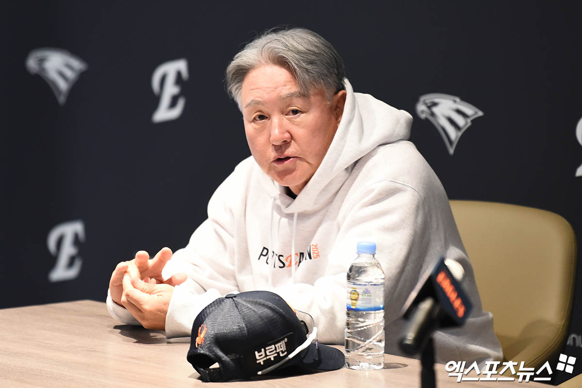 18일 오후 대전한화생명볼파크에서 열리는 '2025 신한 SOL Bank KBO 포스트시즌' 삼성 라이온즈와 한화 이글스의 플레이오프 2차전 경기에 앞서 한화 김경문 감독이 취재진과 인터뷰를 하고 있다. 플레이오프 1차전은 지난 17일 열릴 예정이었다. 하지만, 경기 시작 전부터 갑작스럽게 내리기 시작한 폭우로 끝내 우천 취소 결정이 이뤄졌다. 김경문 감독은 18일 경기를 앞두고 낮 경기 투수전을 전망하면서 선취점의 중요성을 강조했다. 대전, 박지영 기자