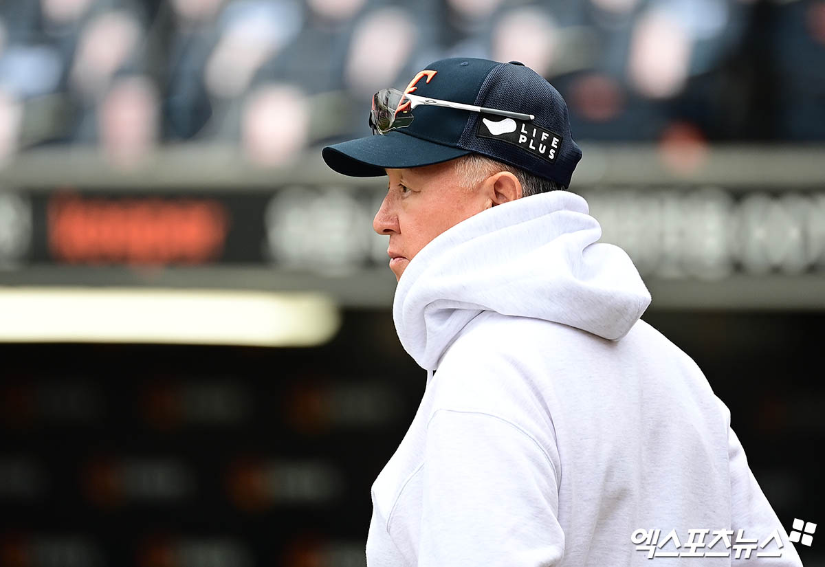 18일 오후 대전한화생명볼파크에서 열리는 '2025 신한 SOL Bank KBO 포스트시즌' 삼성 라이온즈와 한화 이글스의 플레이오프 2차전 경기에 앞서 한화 김경문 감독이 그라운드 상태를 지켜보고 있다. 플레이오프 1차전은 지난 17일 열릴 예정이었다. 하지만, 경기 시작 전부터 갑작스럽게 내리기 시작한 폭우로 끝내 우천 취소 결정이 이뤄졌다. 김경문 감독은 18일 경기를 앞두고 낮 경기 투수전을 전망하면서 선취점의 중요성을 강조했다. 대전, 박지영 기자