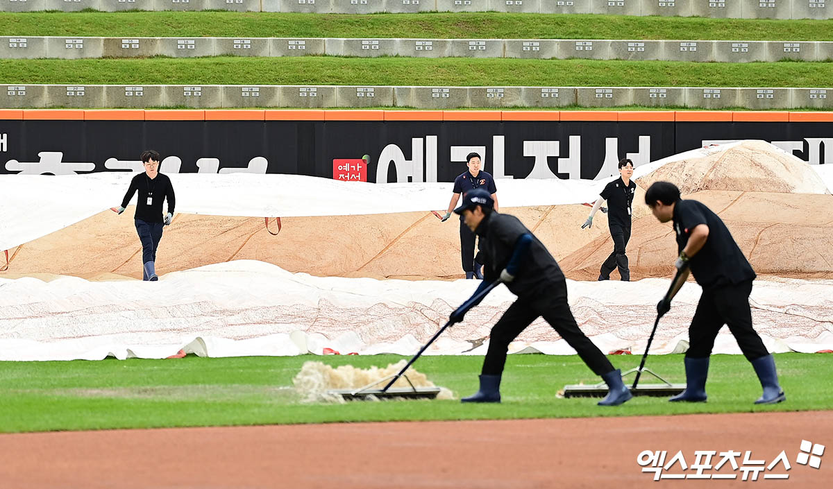 18일 오후 대전한화생명볼파크에서 열리는 '2025 신한 SOL Bank KBO 포스트시즌' 삼성 라이온즈와 한화 이글스의 플레이오프 2차전 경기에 앞서 구장 관리 요원들이 그라운드를 정비하고 있다. 플레이오프 1차전은 지난 17일 열릴 예정이었다. 하지만, 경기 시작 전부터 갑작스럽게 내리기 시작한 폭우로 끝내 우천 취소 결정이 이뤄졌다. 대전, 박지영 기자