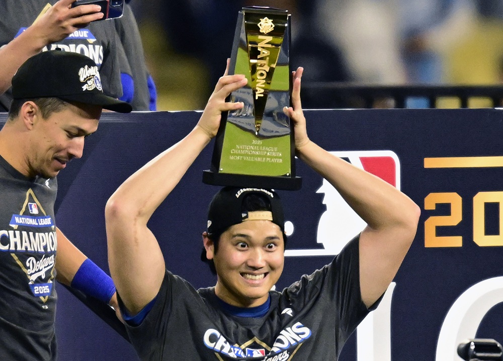 미국 메이저리그 LA 다저스의 오타니 쇼헤이가 18일(한국시간) 미국 캘리포니아주 로스앤젤레스의 다저스타디움에서 열린 밀워키 브루어스와의 2025 메이저리그 포스트시즌 내셔널리그 챔피언십시리즈(NLCS, 7전 4승제, 다저스 3승) 4차전에서 선발투수로 6이닝 무실점, 1번 지명타자로 3홈런을 기록하는 활약을 펼쳤다. 사진 연합뉴스