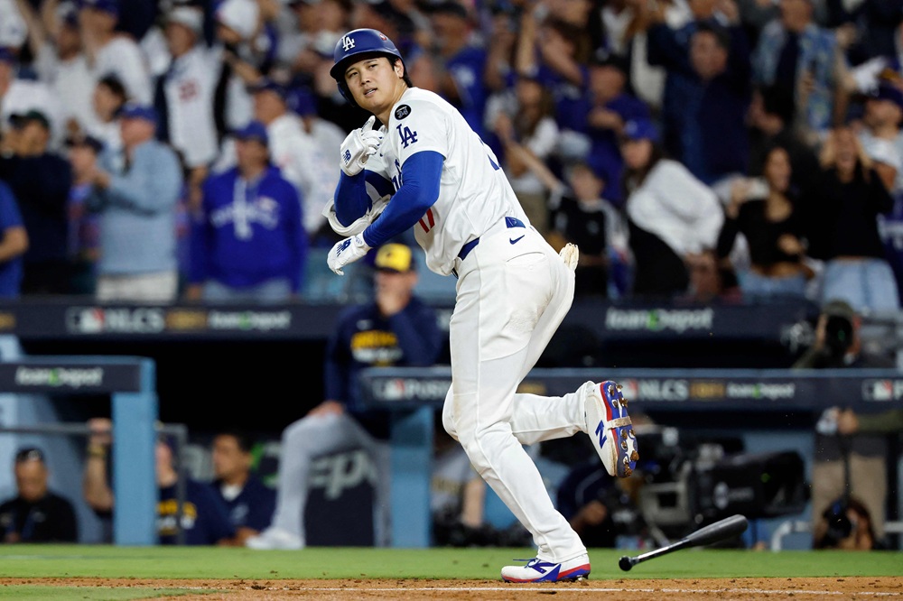 미국 메이저리그 LA 다저스의 오타니 쇼헤이가 18일(한국시간) 미국 캘리포니아주 로스앤젤레스의 다저스타디움에서 열린 밀워키 브루어스와의 2025 메이저리그 포스트시즌 내셔널리그 챔피언십시리즈(NLCS, 7전 4승제, 다저스 3승) 4차전에서 선발투수로 6이닝 무실점, 1번 지명타자로 3홈런을 기록하는 활약을 펼쳤다. 사진 연합뉴스