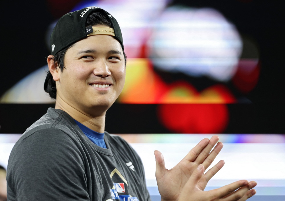 미국 메이저리그 LA 다저스의 오타니 쇼헤이가 18일(한국시간) 미국 캘리포니아주 로스앤젤레스의 다저스타디움에서 열린 밀워키 브루어스와의 2025 메이저리그 포스트시즌 내셔널리그 챔피언십시리즈(NLCS, 7전 4승제, 다저스 3승) 4차전에서 선발투수로 6이닝 무실점, 1번 지명타자로 3홈런을 기록하는 활약을 펼쳤다. 사진 연합뉴스