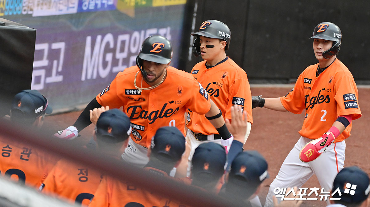 18일 오후 대전 한화생명 볼파크에서 열린 '2025 신한 SOL Bank KBO 포스트시즌' 삼성 라이온즈와 한화 이글스의 플레이오프 1차전 경기, 2회말 2사 만루 한화 리베라토-손아섭-심우준이 문현빈이 3타점 2루타때 득점에 성공하고 있다. 엑스포츠뉴스DB