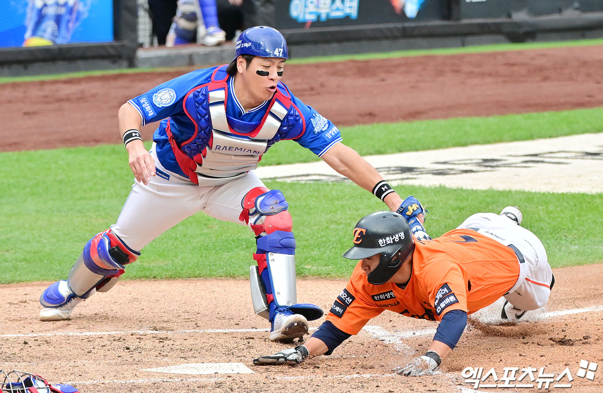  18일 오후 대전 한화생명 볼파크에서 열린 '2025 신한 SOL Bank KBO 포스트시즌' 삼성 라이온즈와 한화 이글스의 플레이오프 1차전 경기, 2회말 2사 1,3루 한화 김태연이 손아섭의 내야땅볼때 홈으로 쇄도하고 있다. 엑스포츠뉴스DB