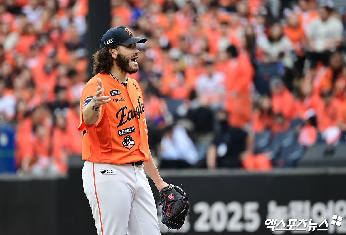 박진만 감독이 이끄는 삼성은 18일 대전 한화생명 볼파크에서 열린 2025 신한 SOL Bank KBO리그 포스트시즌 한화와의 원정 경기에서 3-5로 뒤진 3회초 구자욱의 희생플라이, 김영웅의 적시 2루타가 터지면서 5-5를 만든 뒤 4회초 김태훈의 솔로 홈런이 나오면서 다시 한 점 차로 리드하고 있다. 김태훈은 폰세의 시속 154km 직구를 때려 우익수 뒤 8m짜리 몬스터월을 넘어가는 비거리 120m짜리 초대형 재역전 솔로 홈런을 완성했다. 대전, 김한준·박지영 기자