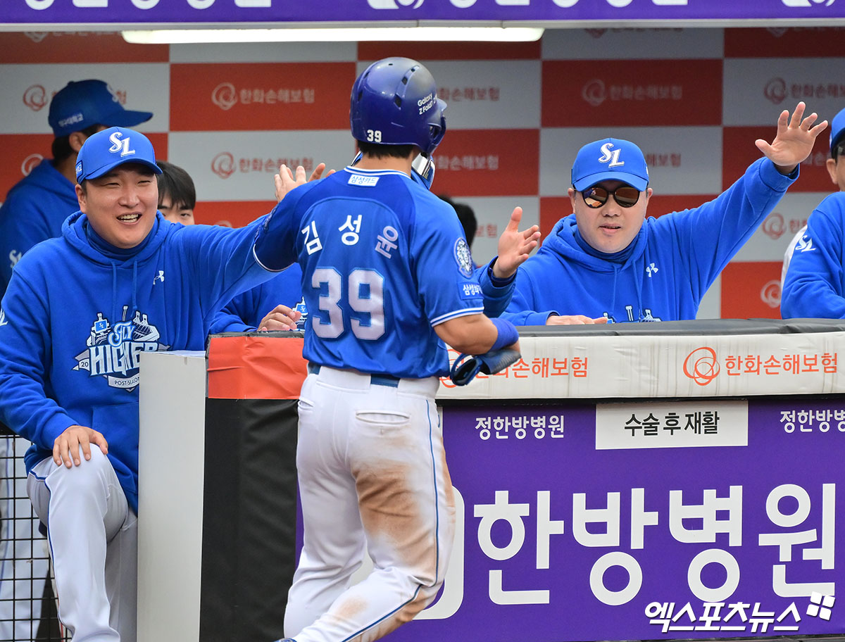 박진만 감독이 이끄는 삼성은 18일 대전 한화생명 볼파크에서 열린 2025 신한 SOL Bank KBO리그 포스트시즌 한화와의 원정 경기에서 3-5로 뒤진 3회초 구자욱의 희생플라이, 김영웅의 적시 2루타가 터지면서 5-5를 만든 뒤 4회초 김태훈의 솔로 홈런이 나오면서 다시 한 점 차로 리드하고 있다. 김태훈은 폰세의 시속 154km 직구를 때려 우익수 뒤 8m짜리 몬스터월을 넘어가는 비거리 120m짜리 초대형 재역전 솔로 홈런을 완성했다. 대전, 김한준·박지영 기자