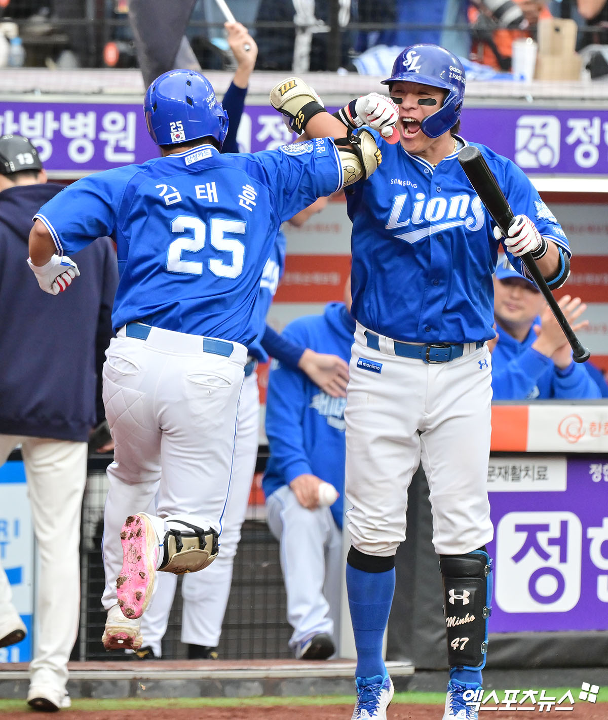 박진만 감독이 이끄는 삼성은 18일 대전 한화생명 볼파크에서 열린 2025 신한 SOL Bank KBO리그 포스트시즌 한화와의 원정 경기에서 3-5로 뒤진 3회초 구자욱의 희생플라이, 김영웅의 적시 2루타가 터지면서 5-5를 만든 뒤 4회초 김태훈의 솔로 홈런이 나오면서 다시 한 점 차로 리드하고 있다. 김태훈은 폰세의 시속 154km 직구를 때려 우익수 뒤 8m짜리 몬스터월을 넘어가는 비거리 120m짜리 초대형 재역전 솔로 홈런을 완성했다. 대전, 김한준·박지영 기자