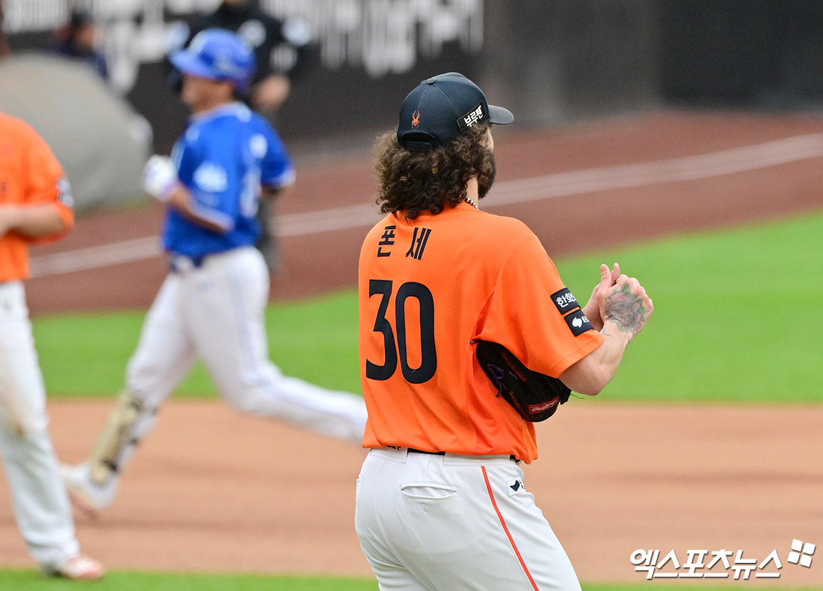 박진만 감독이 이끄는 삼성은 18일 대전 한화생명 볼파크에서 열린 2025 신한 SOL Bank KBO리그 포스트시즌 한화와의 원정 경기에서 3-5로 뒤진 3회초 구자욱의 희생플라이, 김영웅의 적시 2루타가 터지면서 5-5를 만든 뒤 4회초 김태훈의 솔로 홈런이 나오면서 다시 한 점 차로 리드하고 있다. 김태훈은 폰세의 시속 154km 직구를 때려 우익수 뒤 8m짜리 몬스터월을 넘어가는 비거리 120m짜리 초대형 재역전 솔로 홈런을 완성했다. 대전, 김한준·박지영 기자