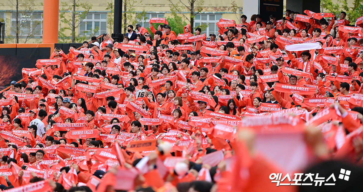 박진만 감독이 이끄는 삼성은 18일 대전 한화생명 볼파크에서 열린 2025 신한 SOL Bank KBO리그 포스트시즌 한화와의 원정 경기에서 3-5로 뒤진 3회초 구자욱의 희생플라이, 김영웅의 적시 2루타가 터지면서 5-5를 만든 뒤 4회초 김태훈의 솔로 홈런이 나오면서 다시 한 점 차로 리드하고 있다. 김태훈은 폰세의 시속 154km 직구를 때려 우익수 뒤 8m짜리 몬스터월을 넘어가는 비거리 120m짜리 초대형 재역전 솔로 홈런을 완성했다. 대전, 김한준·박지영 기자
