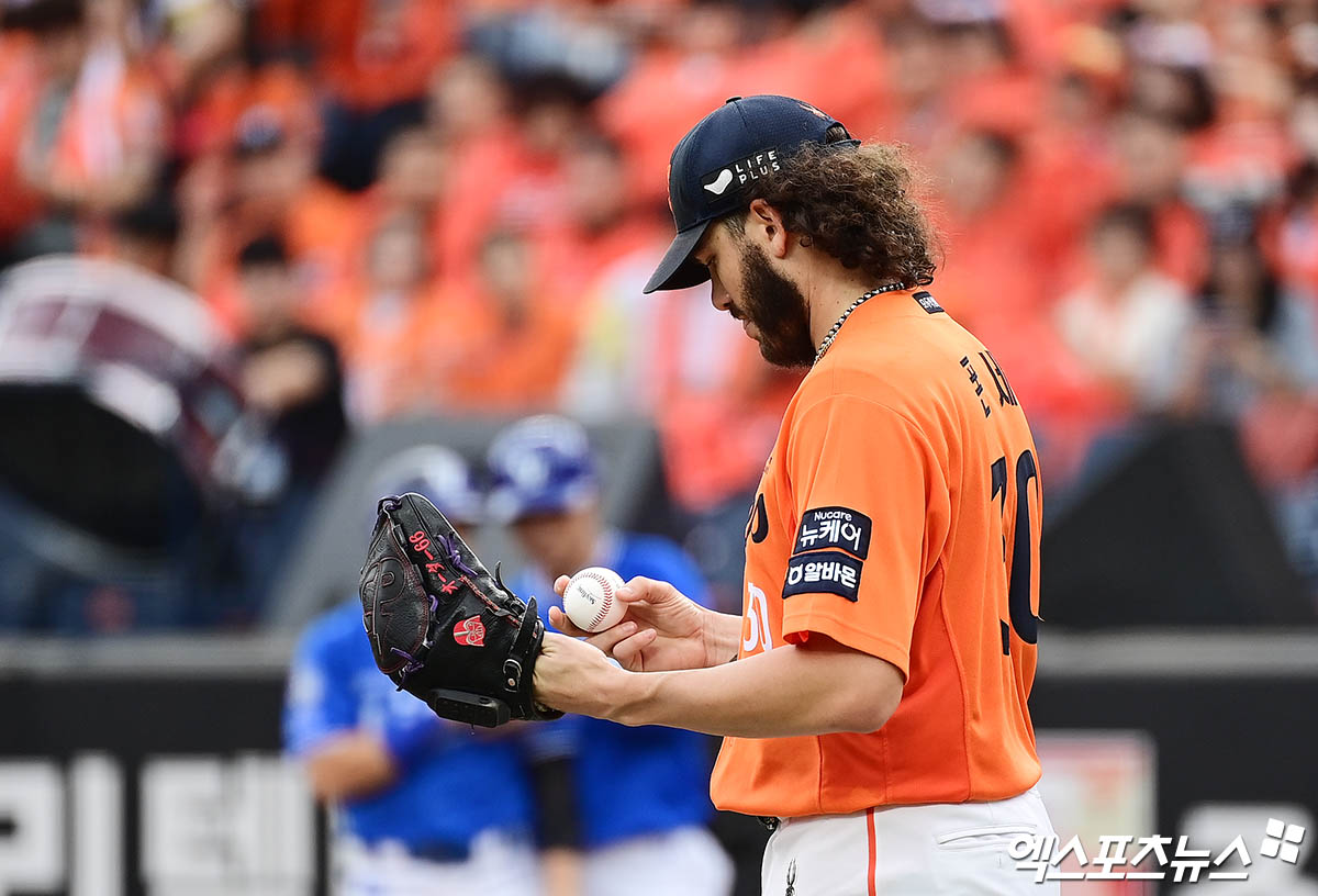 18일 오후 대전한화생명볼파크에서 열린 '2025 신한 SOL Bank KBO 포스트시즌' 삼성 라이온즈와 한화 이글스의 플레이오프 2차전 경기, 3회초 무사 1,2루 한화 폰세가 삼성 김지찬과 김성윤에게 연속 안타를 허용한 뒤 아쉬워하고 있다. 대전, 박지영 기자
