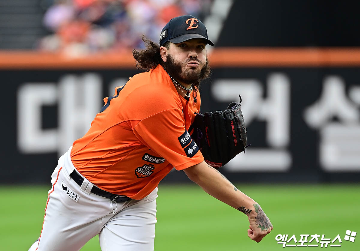 18일 오후 대전한화생명볼파크에서 열린 '2025 신한 SOL Bank KBO 포스트시즌' 삼성 라이온즈와 한화 이글스의 플레이오프 2차전 경기, 1회초 한화 선발투수 폰세가 역투하고 있다. 대전, 박지영 기자