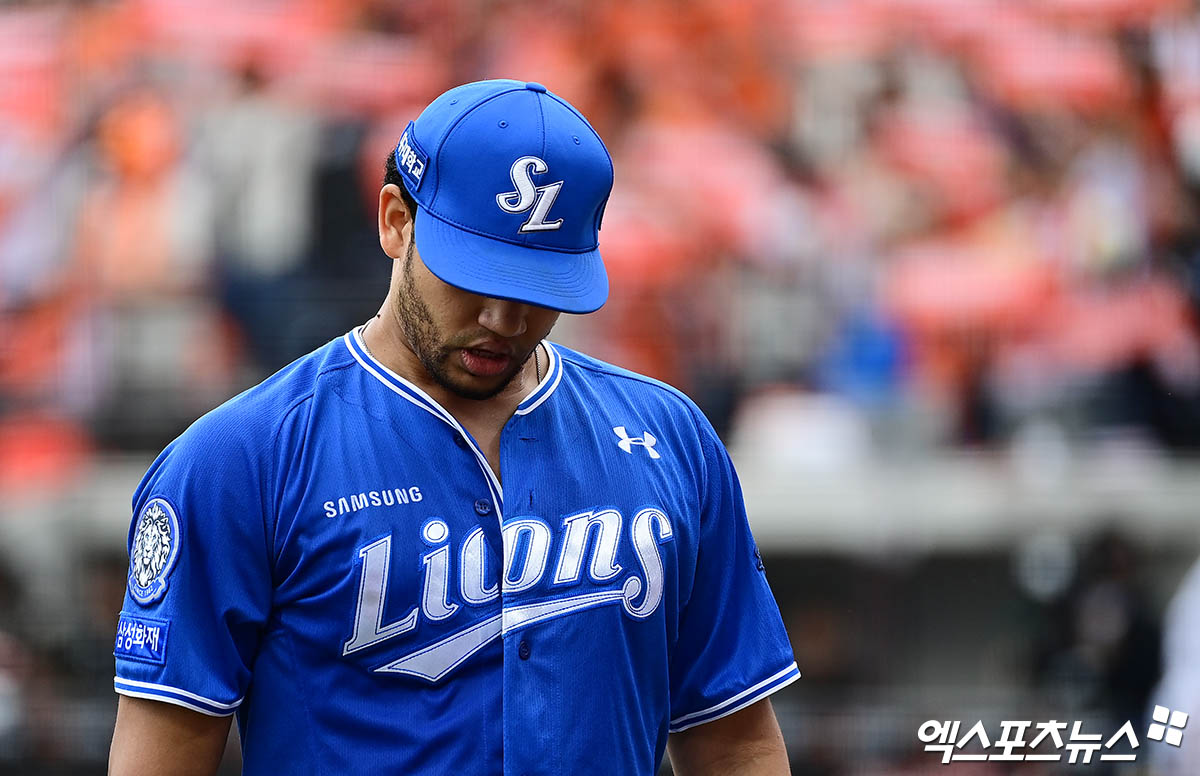 18일 오후 대전한화생명볼파크에서 열린 '2025 신한 SOL Bank KBO 포스트시즌' 삼성 라이온즈와 한화 이글스의 플레이오프 2차전 경기, 2회말 삼성 선발투수 가라비토가 5실점을 허용한 뒤 이닝을 마치고 아쉬워하며 더그아웃으로 향하고 있다. 대전, 박지영 기자