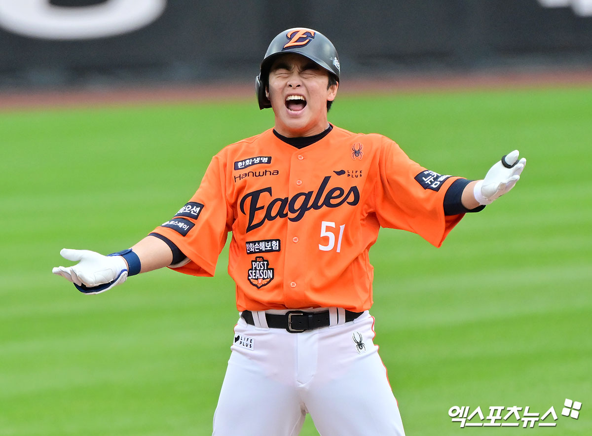 18일 오후 대전 한화생명 볼파크에서 열린 '2025 신한 SOL Bank KBO 포스트시즌' 삼성 라이온즈와 한화 이글스의 플레이오프 1차전 경기, 2회말 2사 만루 한화 문현빈이 3타점 2루타를 날리고 있다. 대전, 김한준 기자