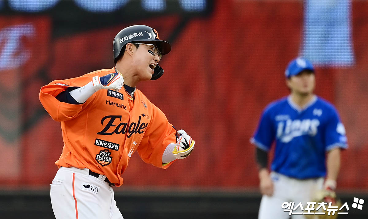 18일 오후 대전한화생명볼파크에서 열린 '2025 신한 SOL Bank KBO 포스트시즌' 삼성 라이온즈와 한화 이글스의 플레이오프 2차전 경기, 6회말 2사 2,3루 한화 채은성이 2타점 적시타를 때려낸 뒤 삼성 우익수 포구 실책을 틈타 2루까지 진루한 뒤 포효하고 있다. 대전, 박지영 기자