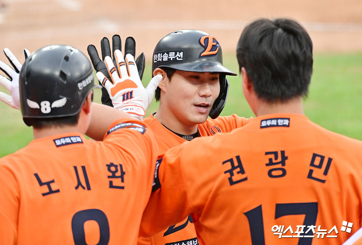 18일 오후 대전 한화생명 볼파크에서 열린 '2025 신한 SOL Bank KBO 포스트시즌' 삼성 라이온즈와 한화 이글스의 플레이오프 1차전 경기, 6회말 무사 2루 한화 심우준이 손아섭의 1타점 2루타때 득점에 성공하고 있다. 대전, 김한준 기자