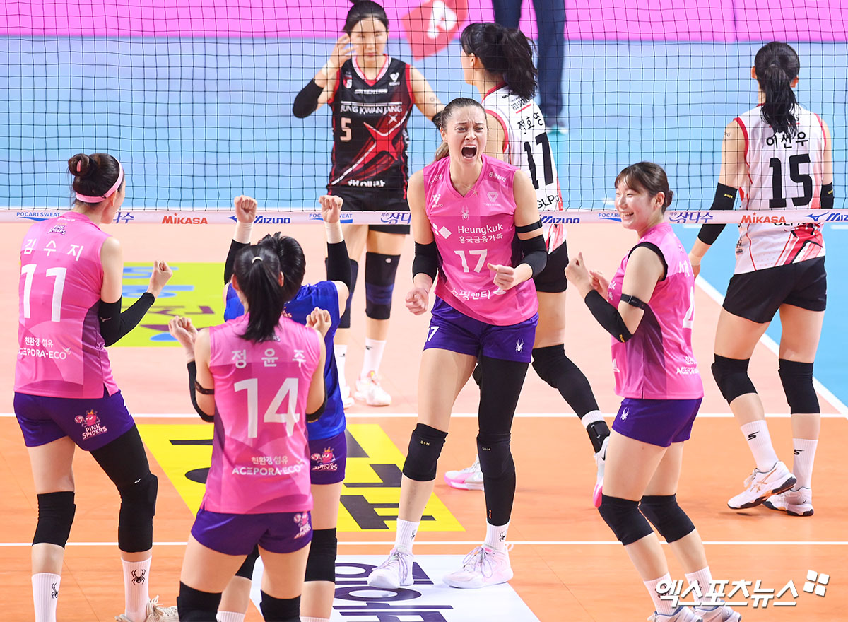 여자프로배구 디펜딩 챔피언 흥국생명이 18일 인천 삼산월드체육관에서 열린 진에어 2025-2026 V리그 여자부 개막전에서 정관장을 세트 스코어 3-1로 이겼다. 사진 고아라 기자