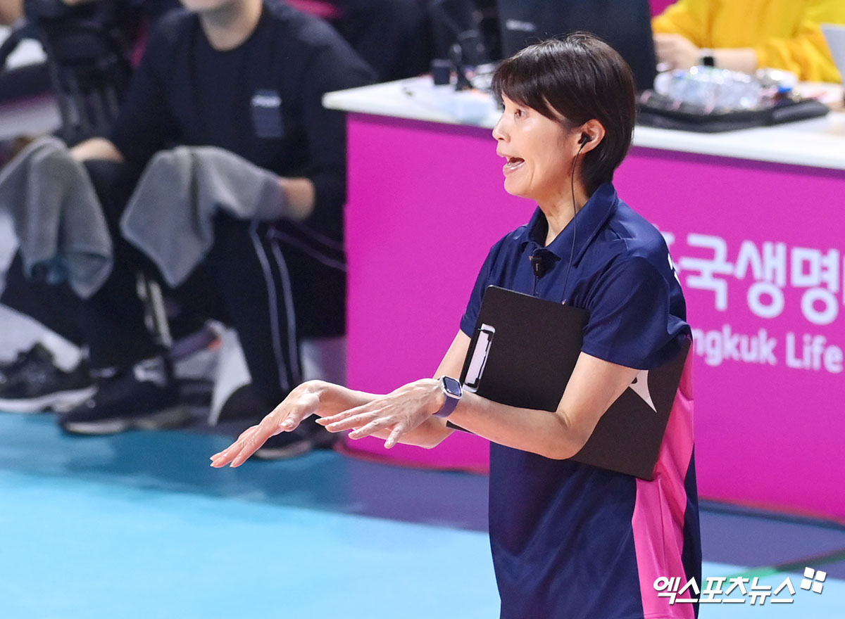 요시하라 토모코 감독이 이끄는 흥국생명 18일 인천 삼산월드체육관에서 열린 진에어 2025-2026 V리그 여자부 개막전에서 정관장을 세트 스코어 3-1로 이겼다. 사진 고아라 기자