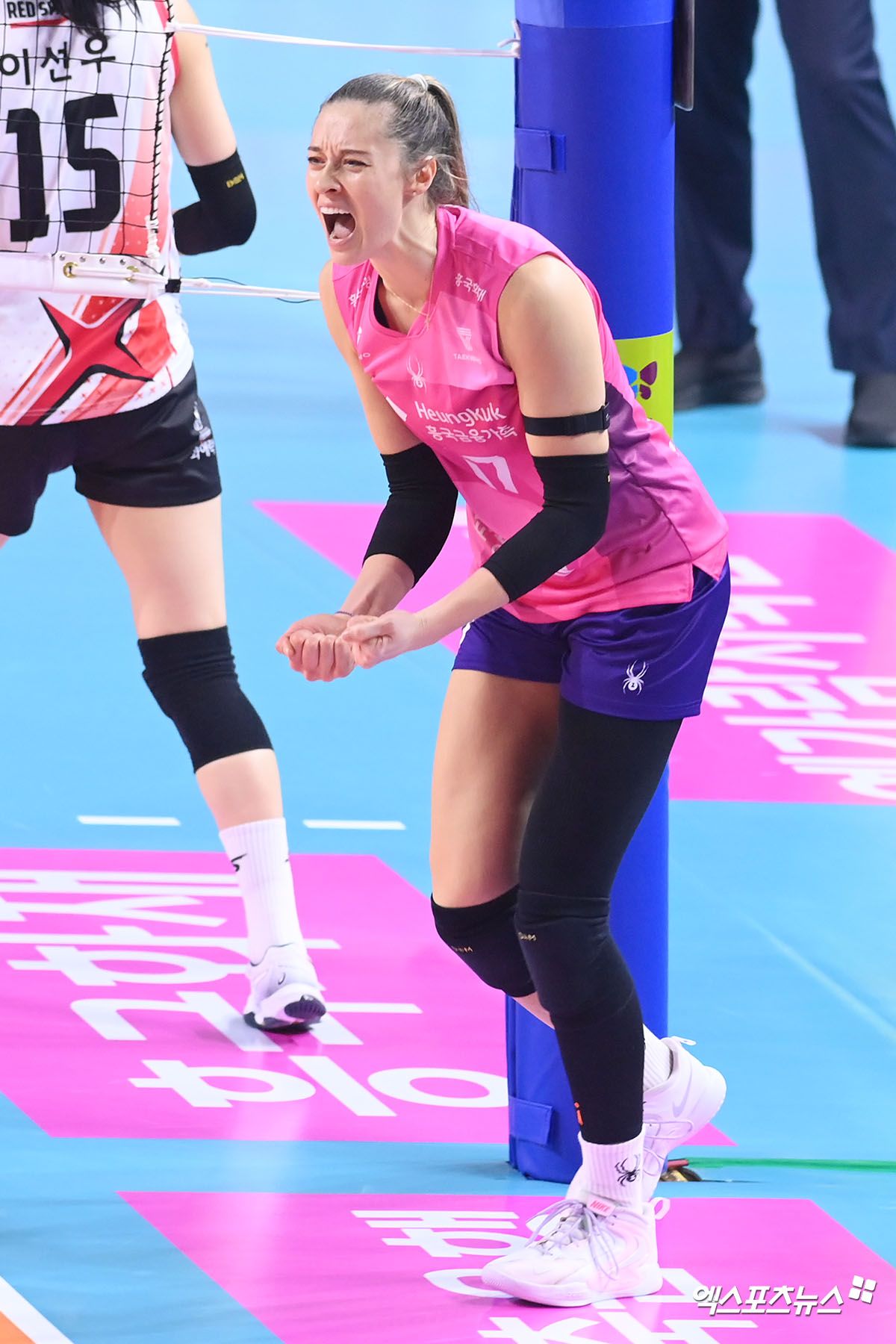 여자프로배구 흥국생명의 레베카 샘슨이 18일 인천 삼산월드체육관에서 열린 진에어 2025-2026 V리그 여자부 개막전에서 정관장을 상대로 팀 승리를 이끌었다. 사진 고아라 기자