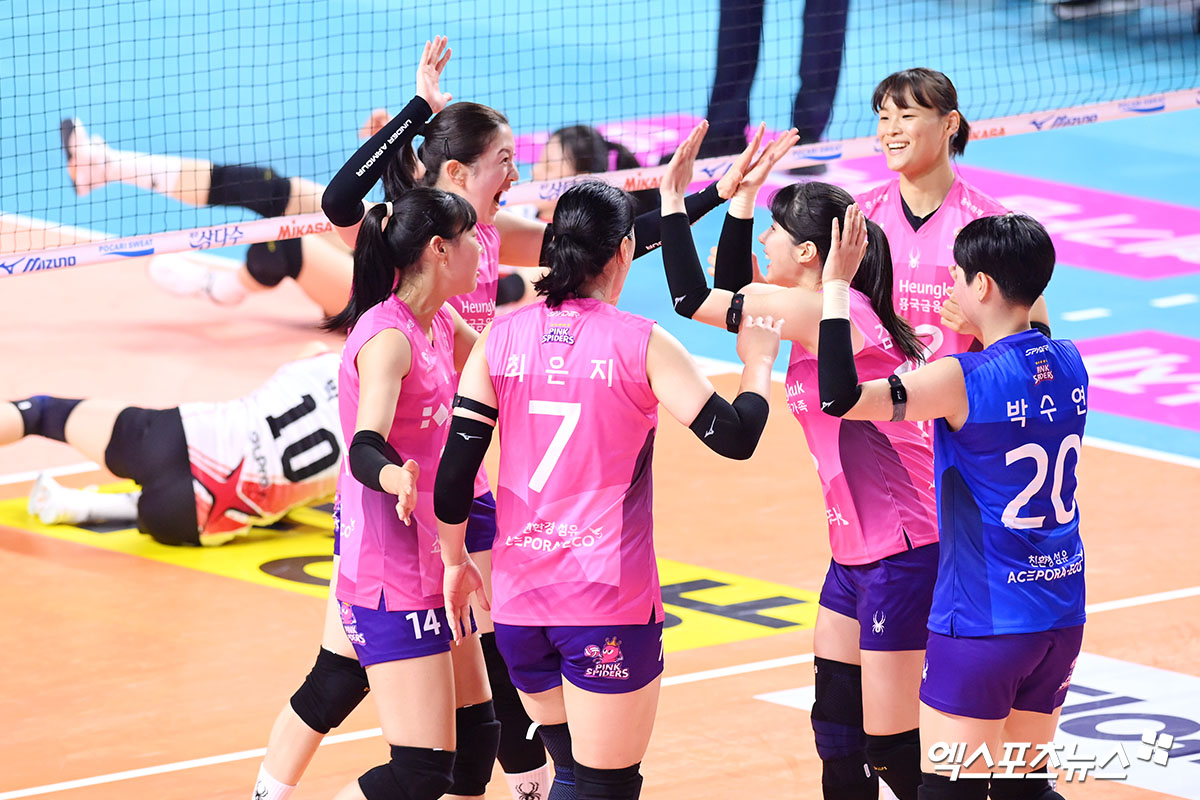 여자프로배구 디펜딩 챔피언 흥국생명이 18일 인천 삼산월드체육관에서 열린 진에어 2025-2026 V리그 여자부 개막전에서 정관장을 세트 스코어 3-1