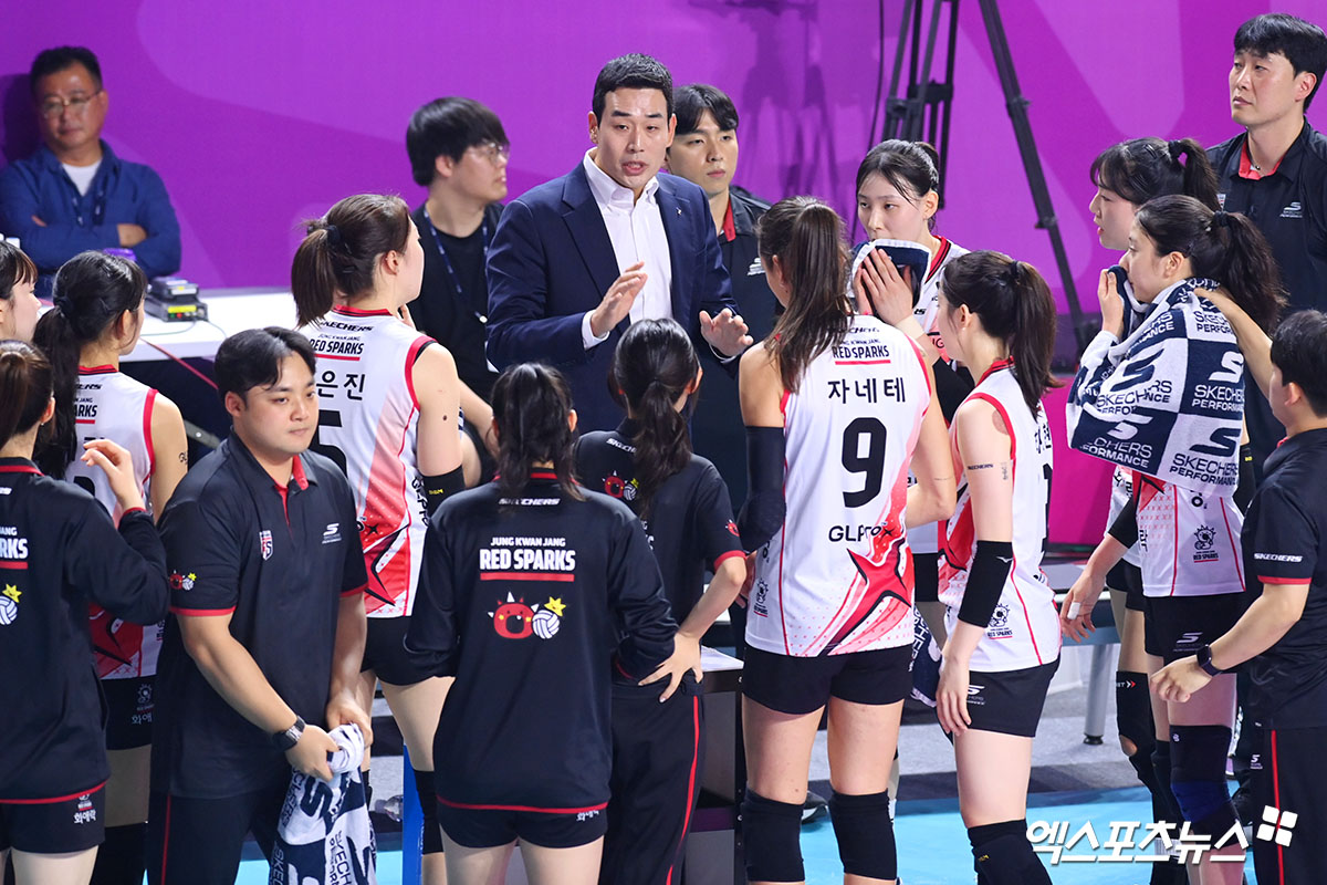 여자프로배구 정관장이 18일 인천 삼산월드체육관에서 열린 진에어 2025-2026 V리그 여자부 개막전에서 흥국생명에 세트 스코어 1-3으로 졌다. 사진 고아라 기자
