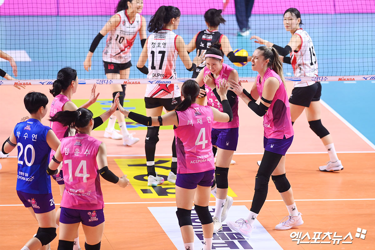 여자프로배구 디펜딩 챔피언 흥국생명이 18일 인천 삼산월드체육관에서 열린 진에어 2025-2026 V리그 여자부 개막전에서 정관장을 세트 스코어 3-1로 이겼다. 사진 고아라 기자