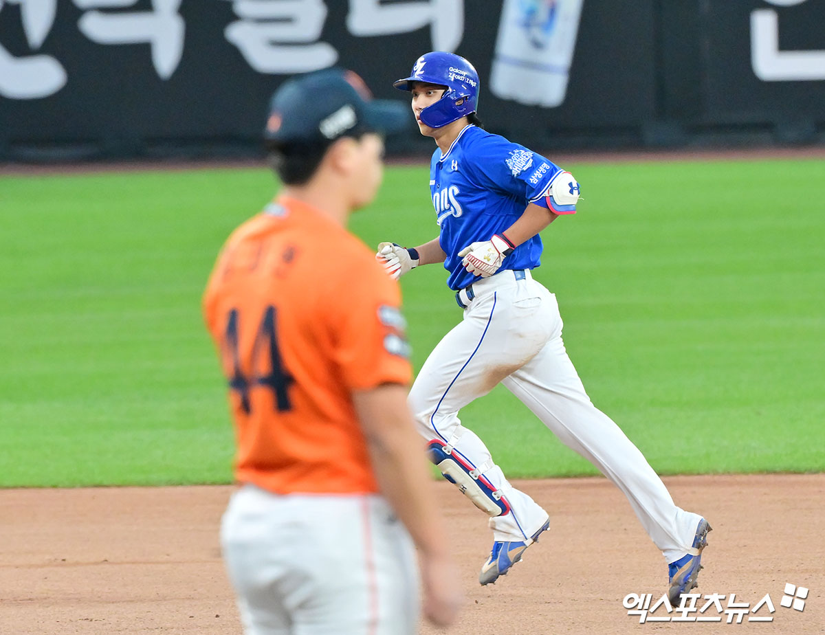 18일 오후 대전 한화생명 볼파크에서 열린 '2025 신한 SOL Bank KBO 포스트시즌' 삼성 라이온즈와 한화 이글스의 플레이오프 1차전 경기, 9회초 삼성 이재현이 솔로 홈런을 날린 후 그라운드를 돌고 있다. 대전, 김한준 기자