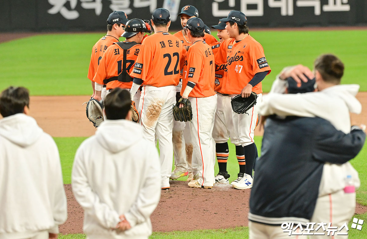 18일 오후 대전한화생명볼파크에서 열린 '2025 신한 SOL Bank KBO 포스트시즌' 삼성 라이온즈와 한화 이글스의 플레이오프 1차전 경기, 한화가 난타전 끝에 9:8의 스코어로 승리하며 한국시리즈 진출 76.5%의 확률을 잡았다.  이날 경기에서 승리한 한화 선수들이 기뻐하고 있다. 대전, 김한준 기자