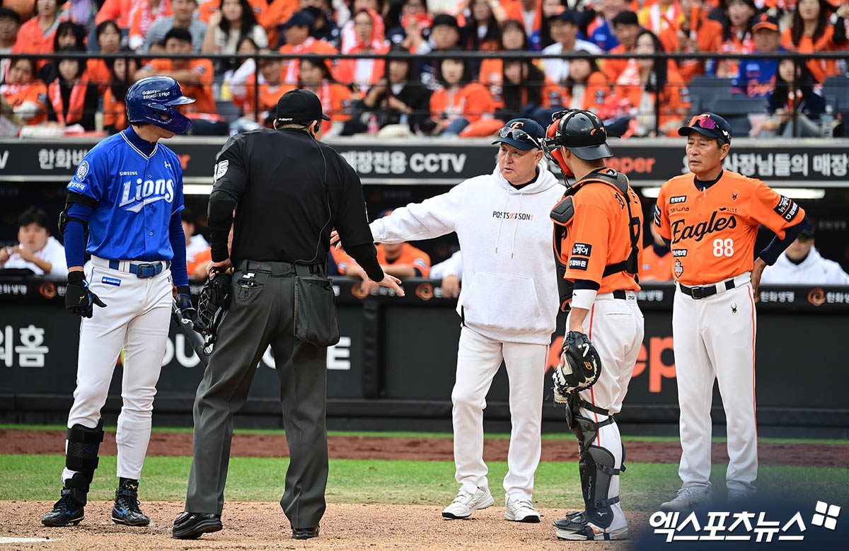 삼성과 한화는 18일 대전 한화생명볼파크에서 2025 신한 SOL 뱅크 KBO 플레이오프 1차전 맞대결을 치렀다. 이날 3회초 삼성은 무사 1, 3루 찬스를 만들었다. 타석에 들어선 구자욱은 초구 볼을 지켜본 뒤 2구째를 앞두고 타임을 요청했다. 이후 폰세가 투구 동작에 들어갈 때마다 구심에게 항의했고, 이는 폰세의 긴 투구 간격에 대한 불만 표시였다. 폰세는 피치클락 규정에 맞춰 던졌다는 입장을 고수했다. 삼성 박진만 감독은 직접 그라운드에 나와 폰세의 투구 템포를 문제 삼았다. 구심 역시 상황을 예의주시하며 폰세가 피치클락 활용 과정에서 고의적인 시간 지연이 있었는지 관여했다. 한화 김경문 감독도 나서서 구심에게 적극적으로 설명을 이어갔다. 대전, 김한준·박지영 기자