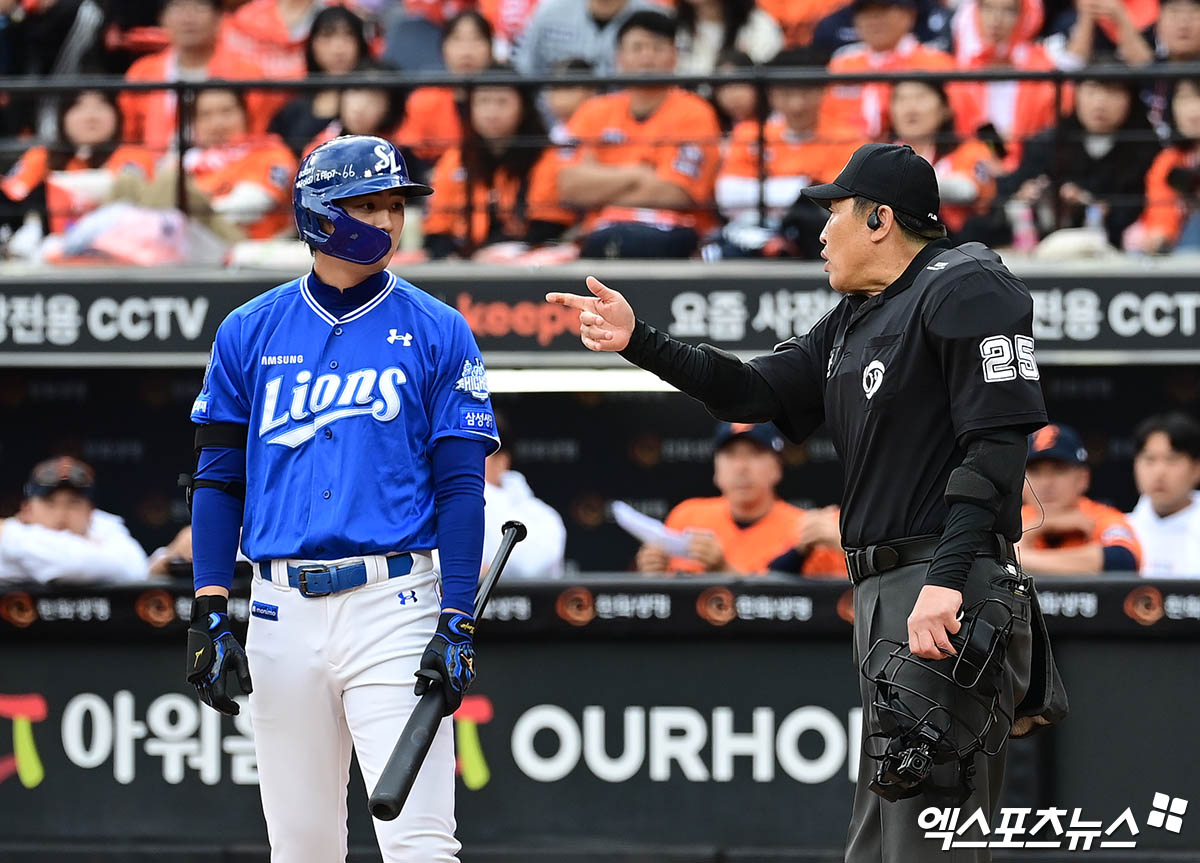 삼성과 한화는 18일 대전 한화생명볼파크에서 2025 신한 SOL 뱅크 KBO 플레이오프 1차전 맞대결을 치렀다. 이날 3회초 삼성은 무사 1, 3루 찬스를 만들었다. 타석에 들어선 구자욱은 초구 볼을 지켜본 뒤 2구째를 앞두고 타임을 요청했다. 이후 폰세가 투구 동작에 들어갈 때마다 구심에게 항의했고, 이는 폰세의 긴 투구 간격에 대한 불만 표시였다. 폰세는 피치클락 규정에 맞춰 던졌다는 입장을 고수했다. 삼성 박진만 감독은 직접 그라운드에 나와 폰세의 투구 템포를 문제 삼았다. 구심 역시 상황을 예의주시하며 폰세가 피치클락 활용 과정에서 고의적인 시간 지연이 있었는지 관여했다. 한화 김경문 감독도 나서서 구심에게 적극적으로 설명을 이어갔다. 대전, 김한준·박지영 기자