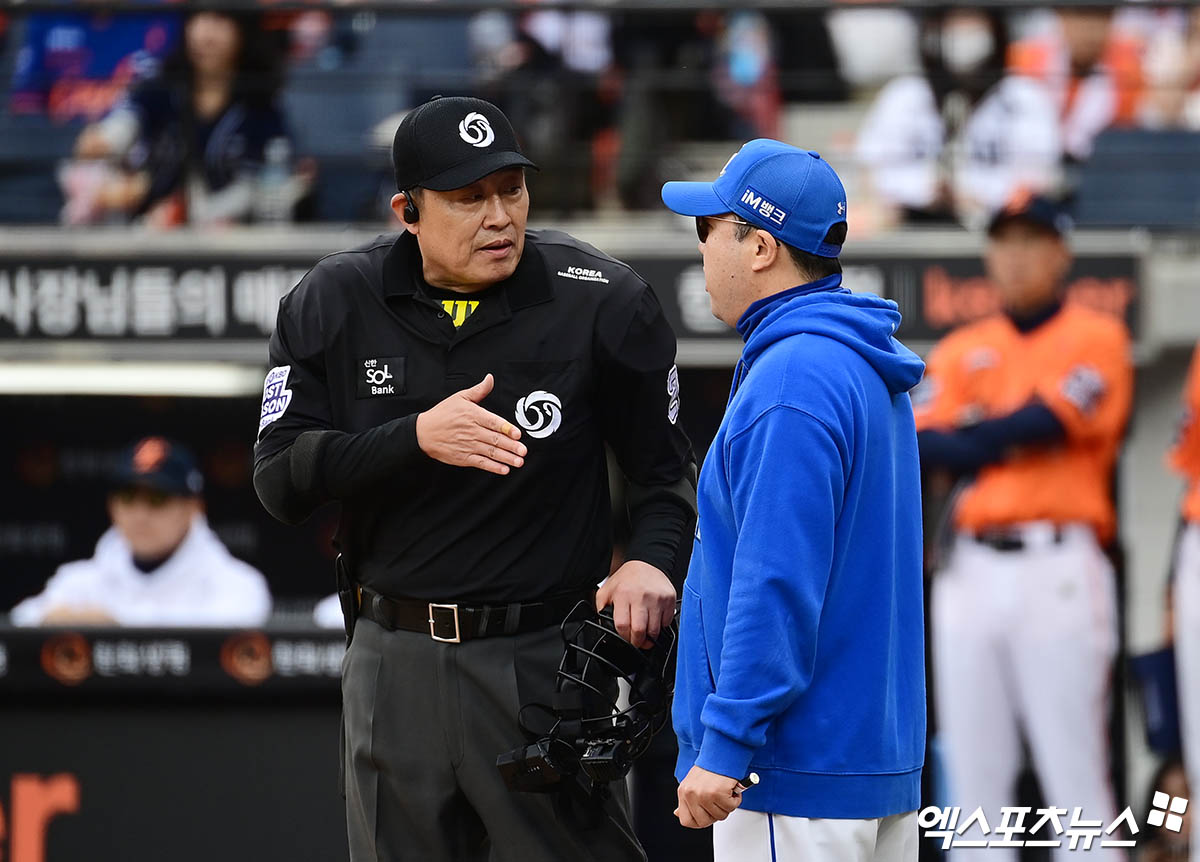 삼성과 한화는 18일 대전 한화생명볼파크에서 2025 신한 SOL 뱅크 KBO 플레이오프 1차전 맞대결을 치렀다. 이날 3회초 삼성은 무사 1, 3루 찬스를 만들었다. 타석에 들어선 구자욱은 초구 볼을 지켜본 뒤 2구째를 앞두고 타임을 요청했다. 이후 폰세가 투구 동작에 들어갈 때마다 구심에게 항의했고, 이는 폰세의 긴 투구 간격에 대한 불만 표시였다. 폰세는 피치클락 규정에 맞춰 던졌다는 입장을 고수했다. 삼성 박진만 감독은 직접 그라운드에 나와 폰세의 투구 템포를 문제 삼았다. 구심 역시 상황을 예의주시하며 폰세가 피치클락 활용 과정에서 고의적인 시간 지연이 있었는지 관여했다. 한화 김경문 감독도 나서서 구심에게 적극적으로 설명을 이어갔다. 대전, 김한준·박지영 기자