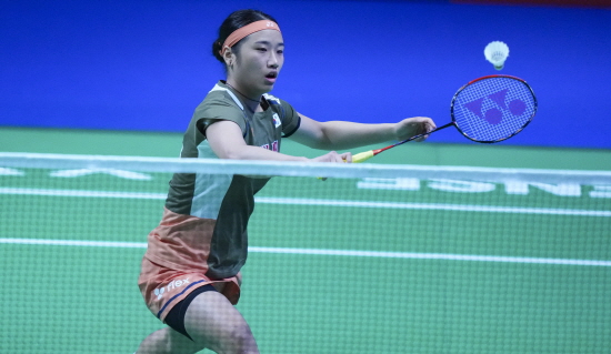 배드민턴 여자 단식 세계랭킹 1위 안세영은 18일(한국시간) 덴마크 오덴세에서 열린 세계배드민턴연맹(BWF) 월드투어 슈퍼 750 덴마크오픈 준결승에서 일본의 야마쿠치 아카네(3위)를 게임스코어 2-1로 제압했다. 야마구치는 지난 8월 프랑스 파리에서 열린 2025 세계선수권대회(개인전)에서 정상에 오른 '월드 챔피언'이다. 안세영은 지난달 20일 중국 오픈 4강에서 게임스코어 2-0으로 이겼으나 8일 뒤인 9월28일 홈 코트에서 열린 코리아 오픈 결승에선 0-2로 패했다. 안세영이 이번 경기에서 20일 만에 다시 설욕했다.