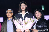김연경 부모님 '딸 김연경의 은퇴를 축하하는 꽃다발 선물'[포토]
