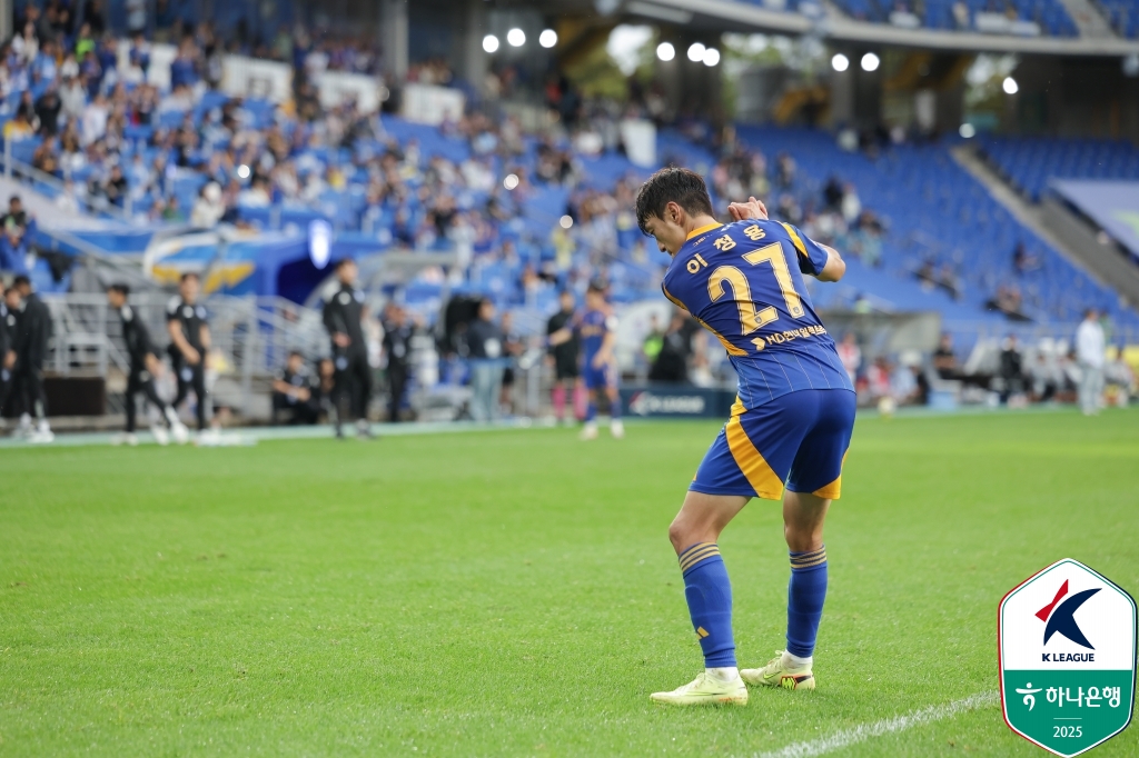 울산은 18일 울산문수축구경기장에서 열린 하나은행 K리그1 2025 33라운드 홈 경기에서 광주FC를 2-0으로 꺾었다. 울산이 K리그1에서 승리한 것은 최근 3무 4패 뒤 8경기 만이다. 2015년(최종 7위) 이후 10년 만에 하위 스플릿인 파이널B로 추락한 울산은 승점 40으로 10위에서 일단 강등권을 벗어난 9위가 됐다. 이날 경기는 노상래 감독대행 체제 뒤 첫 경기였다. 경기 중엔 37살 고참 선수 이청용이 신태용 전 감독을 사실상 저격하는 골프 세리머니를 해서 화제가 됐다. 한국프로축구연맹 