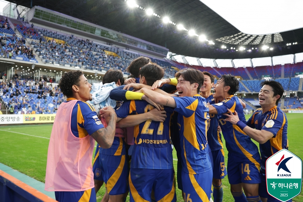 울산은 18일 울산문수축구경기장에서 열린 하나은행 K리그1 2025 33라운드 홈 경기에서 광주FC를 2-0으로 꺾었다. 울산이 K리그1에서 승리한 것은 최근 3무 4패 뒤 8경기 만이다. 2015년(최종 7위) 이후 10년 만에 하위 스플릿인 파이널B로 추락한 울산은 승점 40으로 10위에서 일단 강등권을 벗어난 9위가 됐다. 이날 경기는 노상래 감독대행 체제 뒤 첫 경기였다. 경기 중엔 37살 고참 선수 이청용이 신태용 전 감독을 사실상 저격하는 골프 세리머니를 해서 화제가 됐다. 한국프로축구연맹 