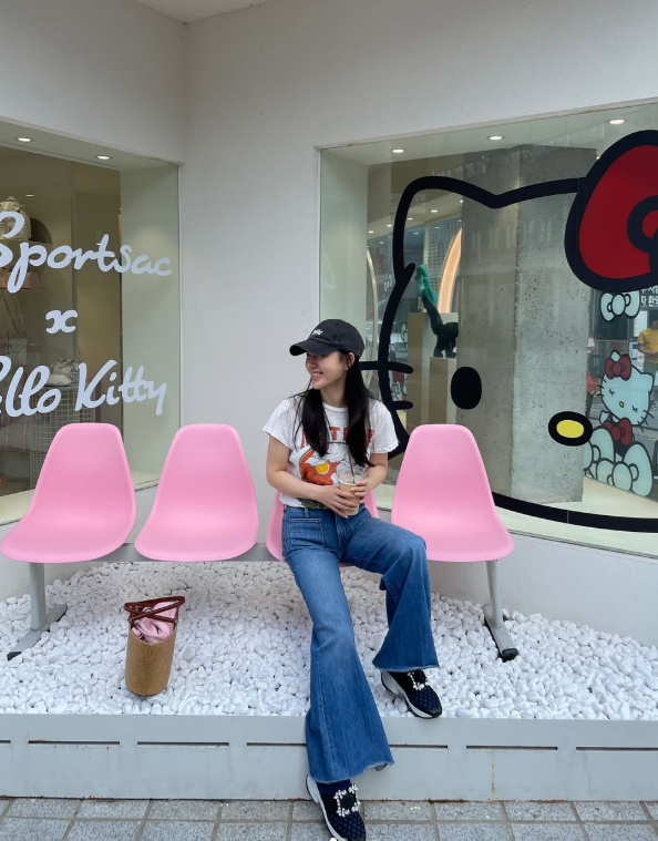 '53세' 박주미, 20대 안 부러운 청순미...청바지핏까지 완벽한 '동안 정석... - 뉴스 썸네일 이미지