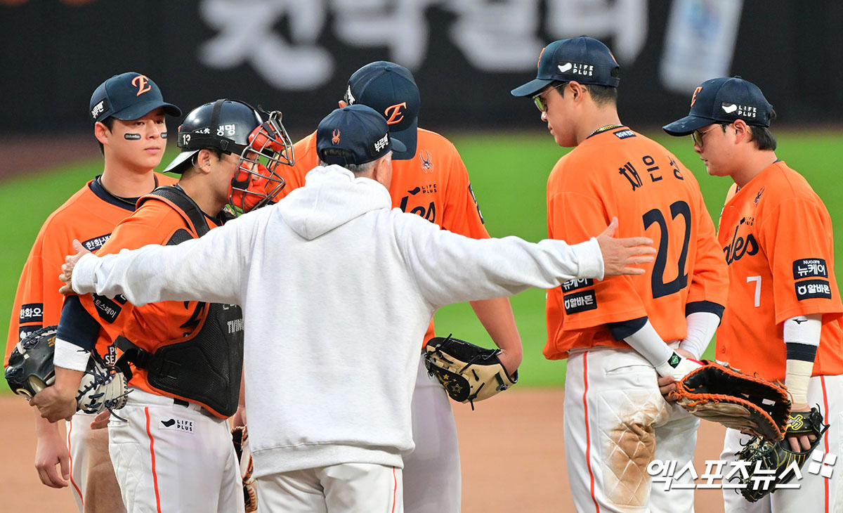 김경문 감독이 이끄는 한화 이글스가 19일 대전 한화생명볼파크에서 열리는 삼성과의 2025 신한 SOL Bank 포스트시즌 플레이오프 2차전에서 전날 1차전과 동일한 선발 라인업을 구성했다. 사진 김한준 기자