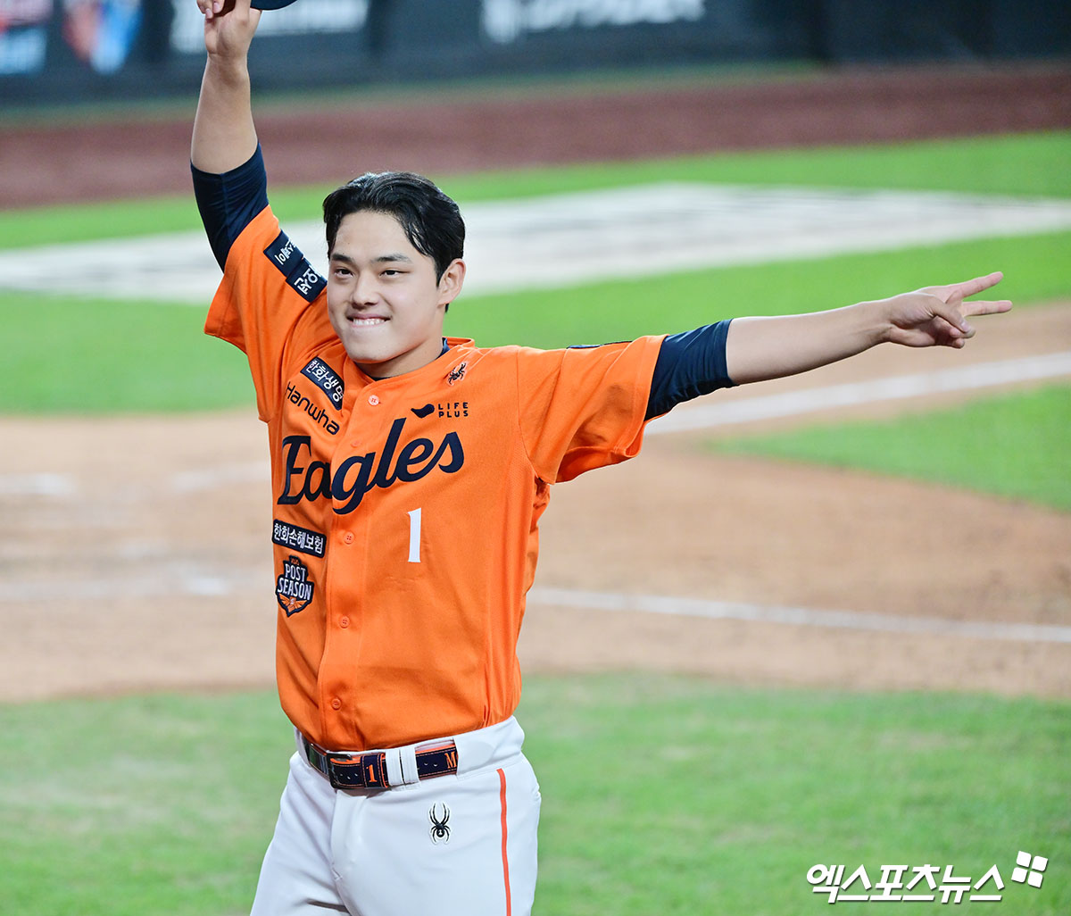 한화 이글스 문동주가 지난 18일 삼성 라이온즈와의 플레이오프 1차전에 구원등판, 2이닝 무실점 완벽투로 홀드를 기록했다. 사진 김한준 기자