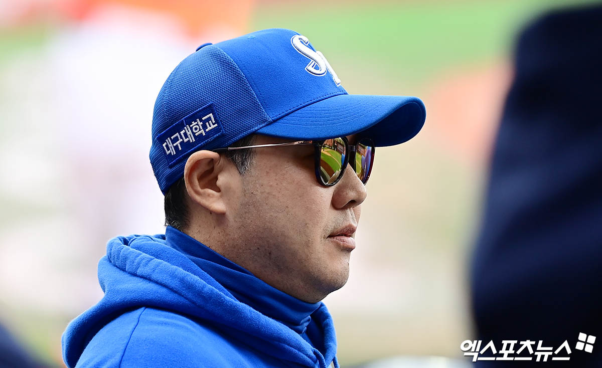 18일 오후 대전한화생명볼파크에서 열린 '2025 신한 SOL Bank KBO 포스트시즌' 삼성 라이온즈와 한화 이글스의 플레이오프 2차전 경기, 삼성 박진만 감독이 더그아웃서 경기를 지켜보고 있다. 엑스포츠뉴스DB