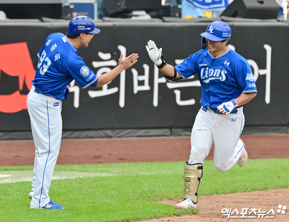 18일 오후 대전 한화생명 볼파크에서 열린 '2025 신한 SOL Bank KBO 포스트시즌' 삼성 라이온즈와 한화 이글스의 플레이오프 1차전 경기, 4회초 삼성 김태훈이 솔로 홈런을 날린 후 기뻐하고 있다. 엑스포츠뉴스DB