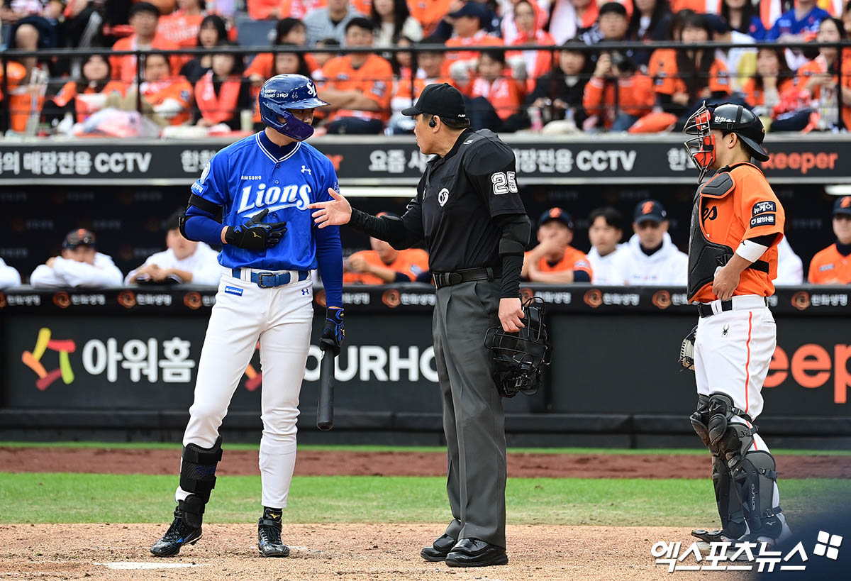삼성과 한화는 18일 대전 한화생명볼파크에서 2025 신한 SOL 뱅크 KBO 플레이오프 1차전 맞대결을 치렀다. 이날 3회초 삼성은 무사 1, 3루 찬스를 만들었다. 타석에 들어선 구자욱은 초구 볼을 지켜본 뒤 2구째를 앞두고 타임을 요청했다. 이후 폰세가 투구 동작에 들어갈 때마다 구심에게 항의했고, 이는 폰세의 긴 투구 간격에 대한 불만 표시였다. 폰세는 피치클락 규정에 맞춰 던졌다는 입장을 고수했다. 삼성 박진만 감독은 직접 그라운드에 나와 폰세의 투구 템포를 문제 삼았다. 구심 역시 상황을 예의주시하며 폰세가 피치클락 활용 과정에서 고의적인 시간 지연이 있었는지 관여했다. 한화 김경문 감독도 나서서 구심에게 적극적으로 설명을 이어갔다. 대전, 김한준·박지영 기자