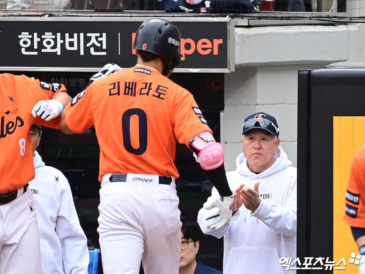 19일 오후 대전한화생명볼파크에서 열린 '2025 신한 SOL Bank KBO 포스트시즌' 삼성 라이온즈와 한화 이글스의 플레이오프 2차전 경기, 1회말 1사 한화 리베라토가 삼성 선발투수 최원태 상대로 선제 솔로 홈런을 때려낸 뒤 더그아웃으로 향하며 김경문 감독의 축하를 받고 있다. 대전, 박지영 기자